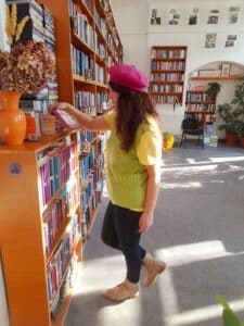 Unii oameni merg la mall, alții la bibliotecă...