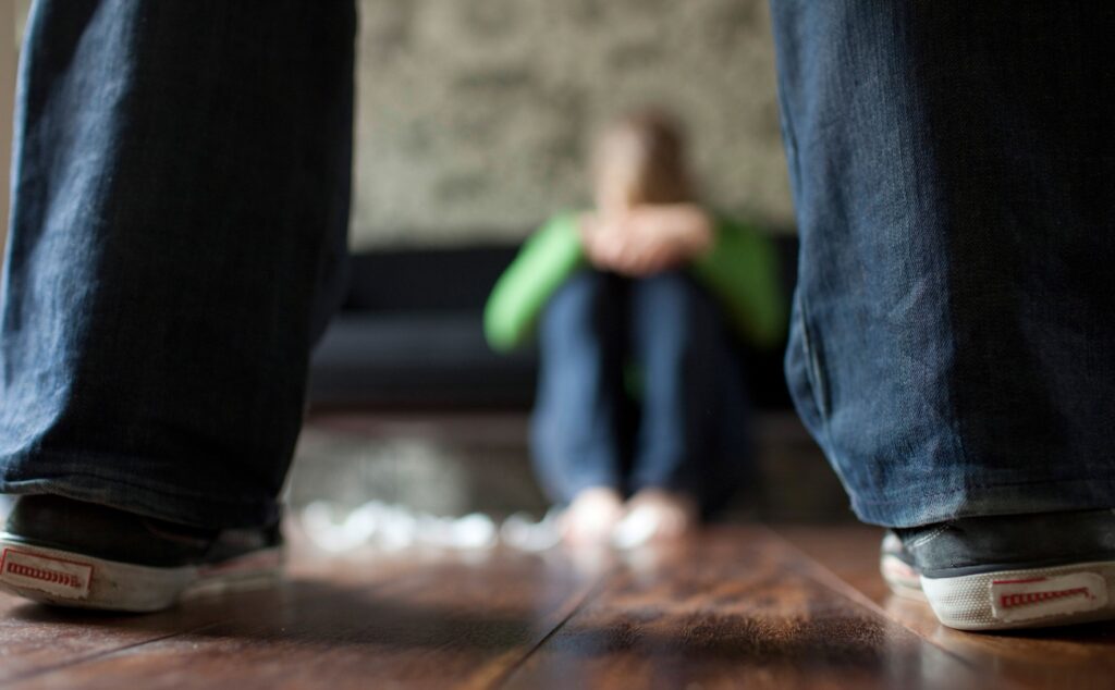 Victimele violenței domestice își pot apăra drepturile și pot primi sprijin financiar. Ghid publicat de Ministerul Justiției