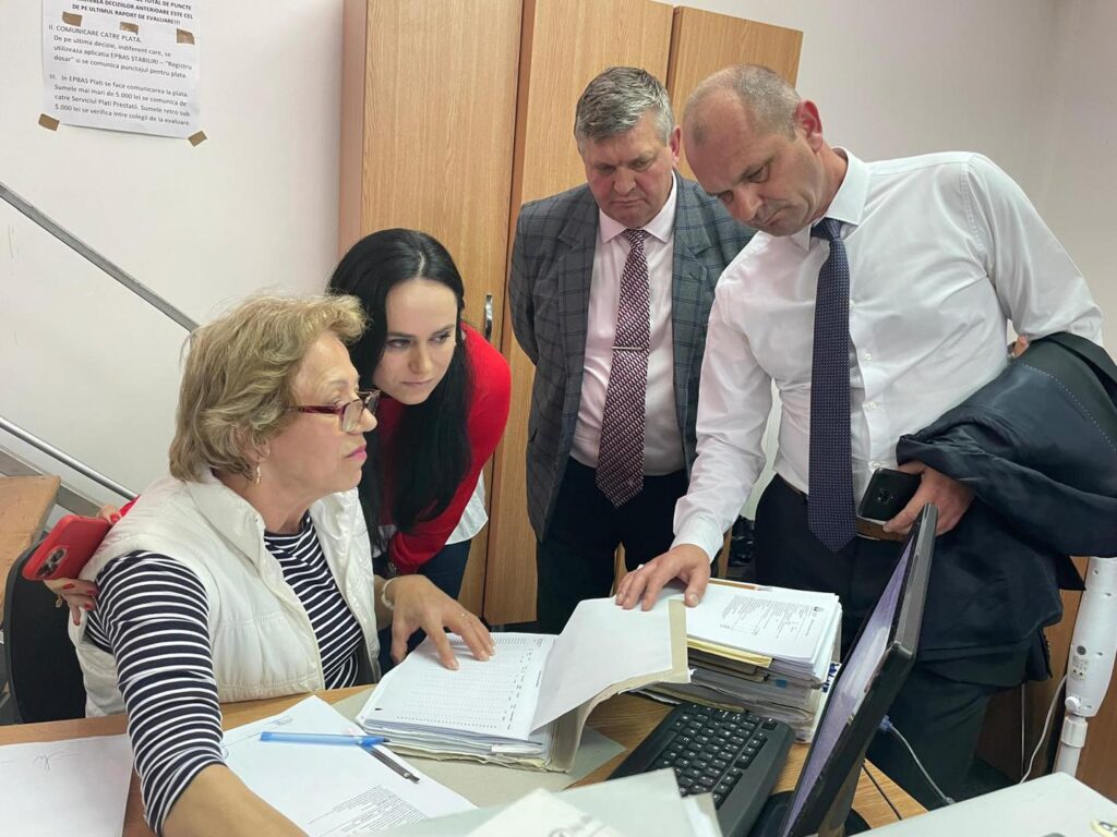 Peste 3,8 milioane de pensionari primesc pensii mai mari din această lună. Ministerul Muncii: "Nicio pensie nu scade" Peste 3,8 milioane de pensionari primesc pensii mai mari din această lună.