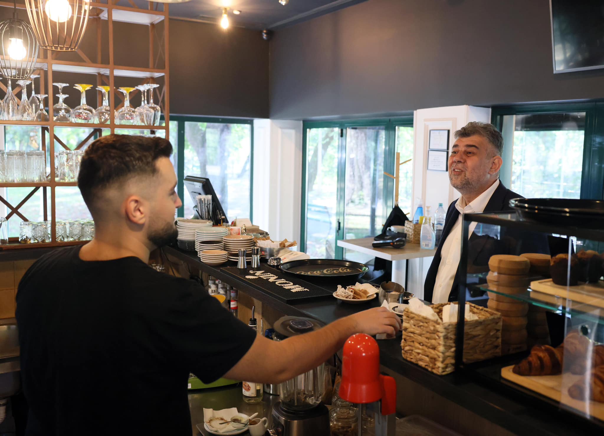 Marcel Ciolacu, la plimbare prin Oradea. Ce spune premierul că a făcut „ca pe vremuri” | Oficiul de Știri Marcel Ciolacu, la plimbare prin Oradea. Ce spune premierul că a făcut „ca pe vremuri” | Oficiul de Știri