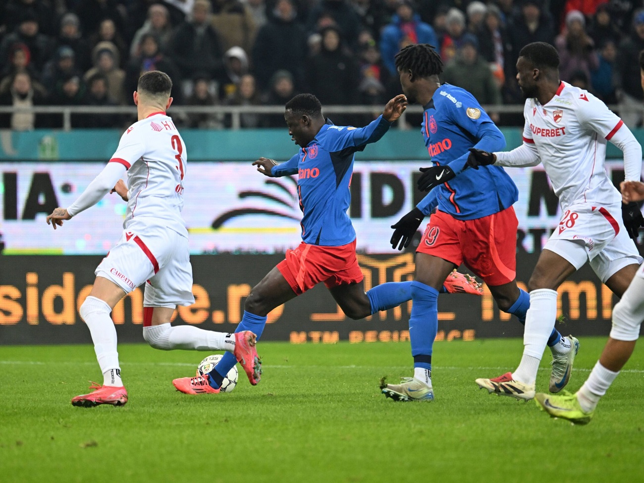 FCSB-Dinamo. Jandarmeria a aplicat 20 de sancţiuni de 53.150 de lei. Opt suporteri au primit interdicţii