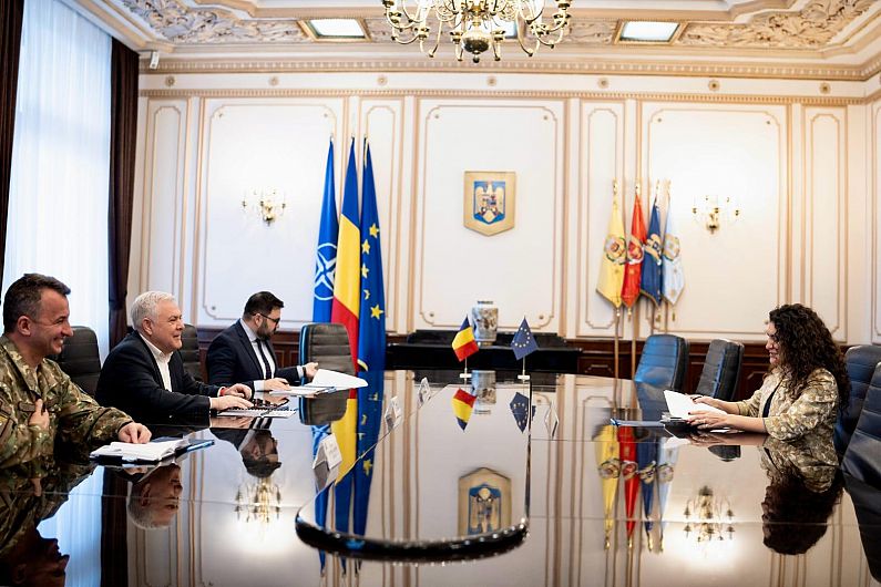 Întărirea Apărării Europene: Ministrul Angel Tîlvăr s-a întâlnit cu șefa Reprezentanței Comisiei Europene în România, Ramona Chiriac | Oficiul de Știri Întărirea Apărării Europene: Ministrul Angel Tîlvăr s-a întâlnit cu șefa Reprezentanței Comisiei Europene în România, Ramona Chiriac | Oficiul de Știri