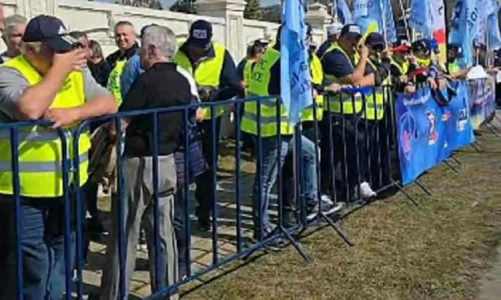 Pensiile militare. Protest la CCR. Mâine se judecă Pensiile militare. Protest la CCR. Mâine se judecă