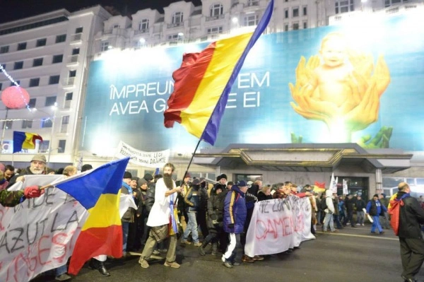 Stegarul Dac. Dacul liber protestatar, internat cu forța la Obregia după ce s-a urcat pe o macara din București | Oficiul de Știri