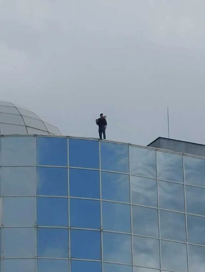 Un bărbat s-a urcat pe sediul ÎCCJ și amenință că se aruncă. Strigă „Turul 2 înapoi!” FOTO