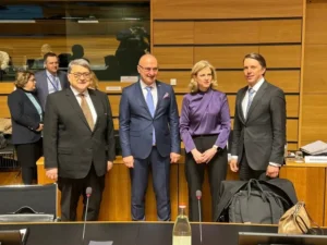 Emil Hurezeanu, la reuniunea miniștrilor UE: Sprijin ferm pentru Ucraina și noi sancțiuni pentru Rusia | Oficiul de Știri Emil Hurezeanu, la reuniunea miniștrilor UE: Sprijin ferm pentru Ucraina și noi sancțiuni pentru Rusia