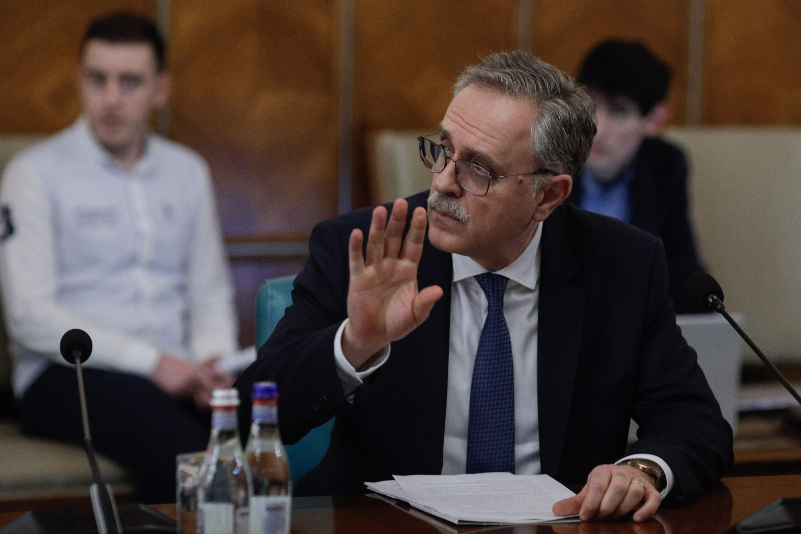 Fostul vicepreședinte ASF Cristian Roșu are soția angajată la comisia parlamentară care ar trebui să verifice Autoritatea