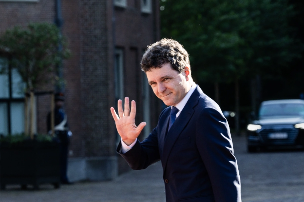 Nicușor Dan încă influențează Primăria Capitalei după plecare. Bolojan și Dan îl susțin pe Cătălin Drulă la alegeri | Oficiul de Știri Nicușor Dan încă influențează Primăria Capitalei după plecare. Bolojan și Dan îl susțin pe Cătălin Drulă la alegeri | Oficiul de Știri