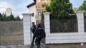 Percheziții la interlopi din clanurile Pian și Purcel Percheziții la interlopi din clanurile Pian și Purcel