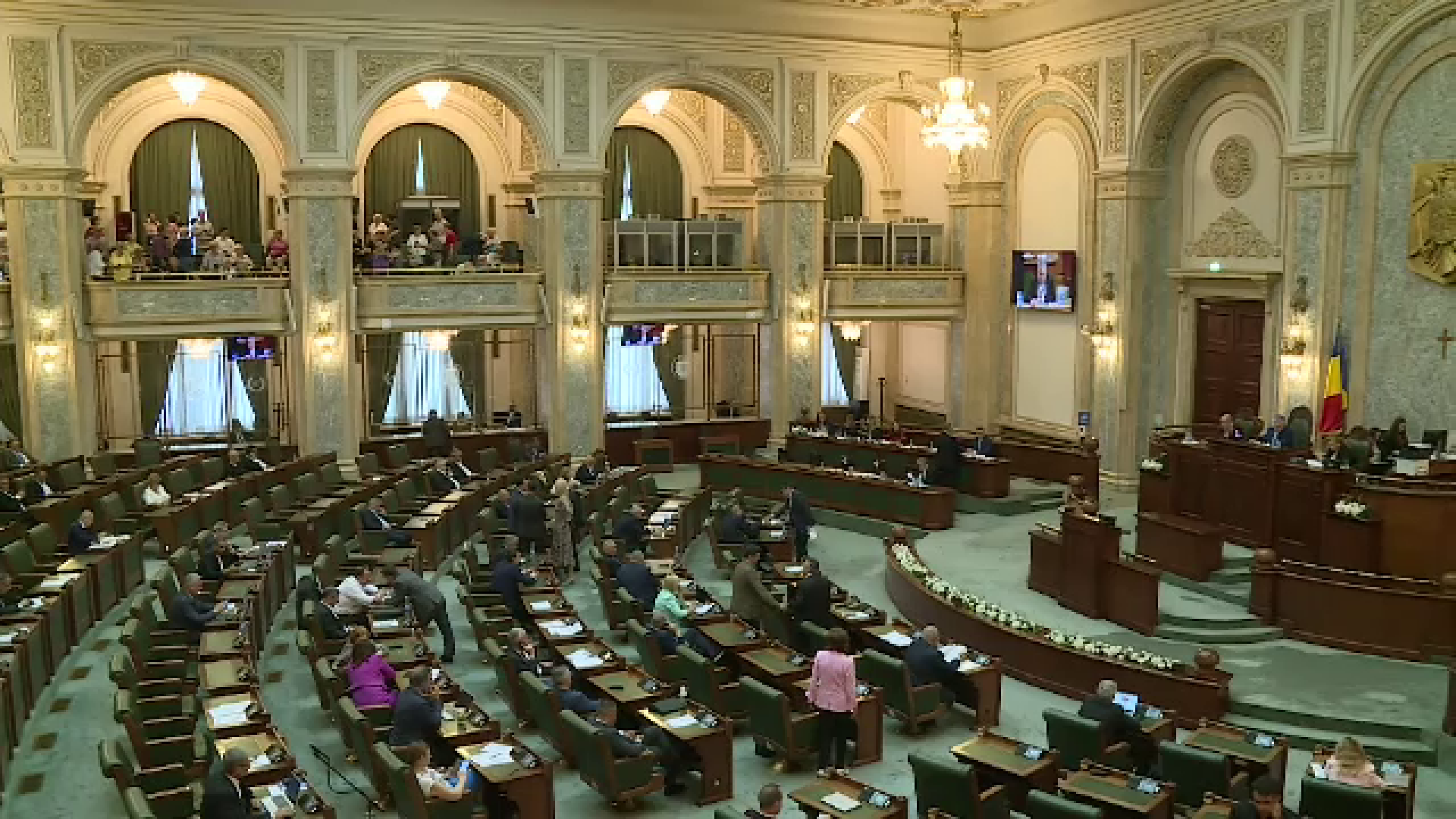 Cadouri de lux la protocolul Senatului. Cât încasează firma apropiatei unui controversat membru PMP