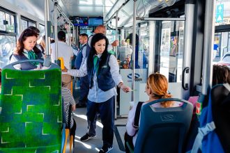 STB anulează tramvaiele de 18 m, dar schimbă uniformele