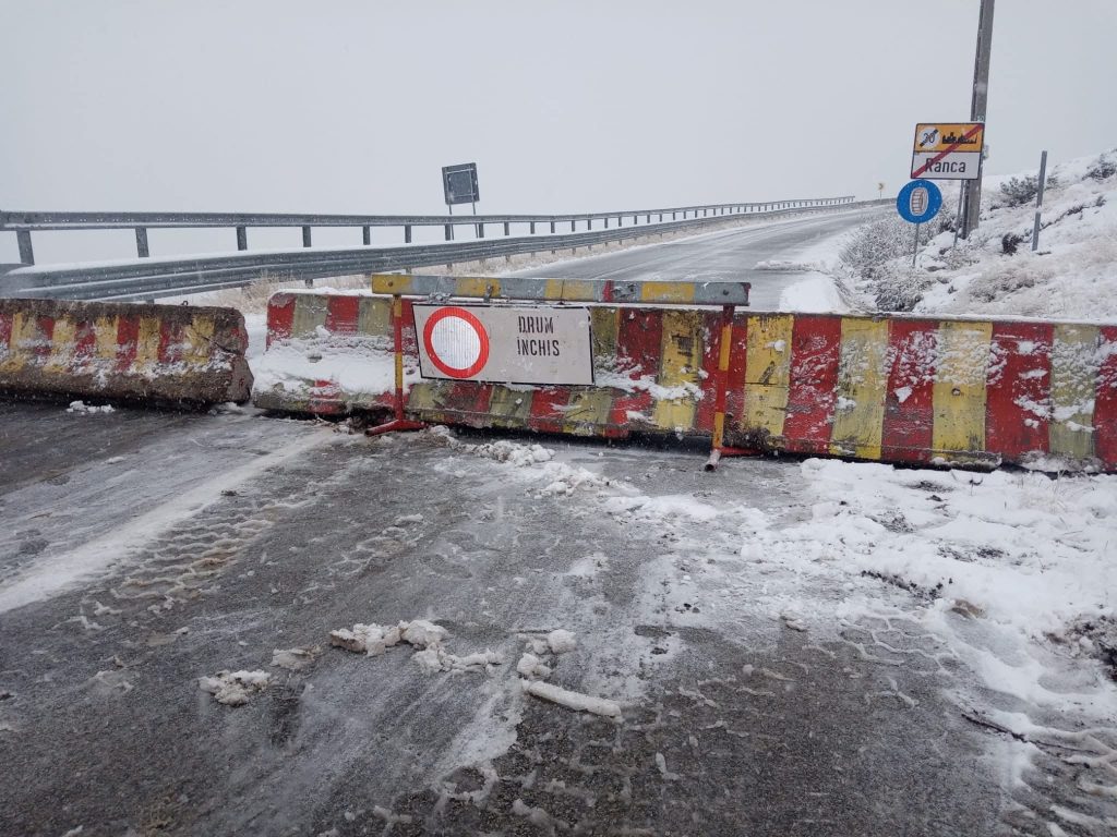 Transalpina închisă temporar din cauza ninsorii: Foto