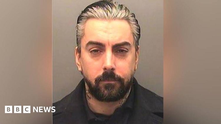 Rockerul Ian Watkins a fost ucis în închisoare, unde ispășea o pedeapsă de 35 de ani pentru că a încercat să violeze doi bebeluși
