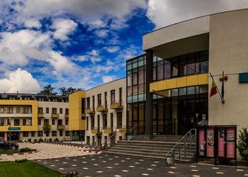 Un student le-a cerut profesorilor să i se adreseze precum unei fete. Cum gestionează Universitatea din București situația