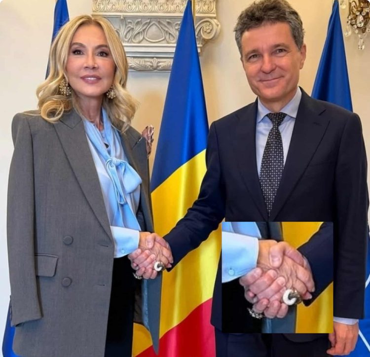 Reacții amuzante după întâlnirea dintre Anastasia Soare și Nicușor Dan: "De ce vrea să-i rupă mâna?!" Reacții amuzante după întâlnirea dintre Anastasia Soare și Nicușor Dan: "De ce vrea să-i rupă mâna?!"