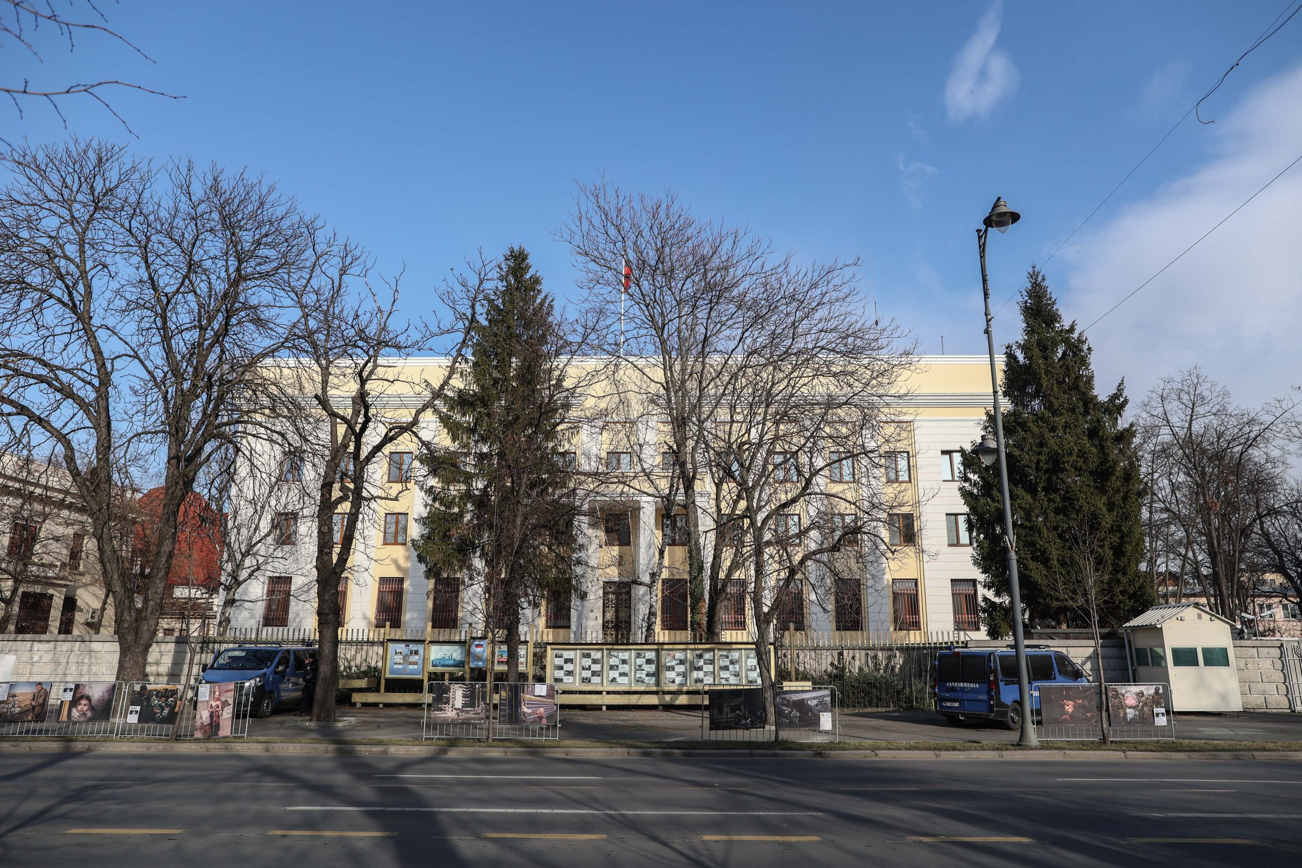 Un șofer drogat a vrut să dărâme cu mașina poarta de la Ambasada Rusiei din București