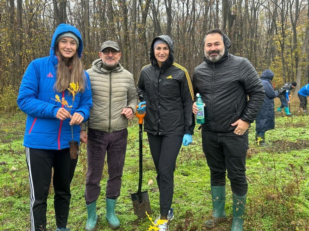 Canotorii români au plantat 1000 de stejari în "Pădurea Campionilor": "Noi, ca sportivi, știm cât de important este să respirăm un aer curat" Canotorii români au plantat 1000 de stejari în "Pădurea Campionilor": "Noi, ca sportivi, știm cât de important este să respirăm un aer curat"