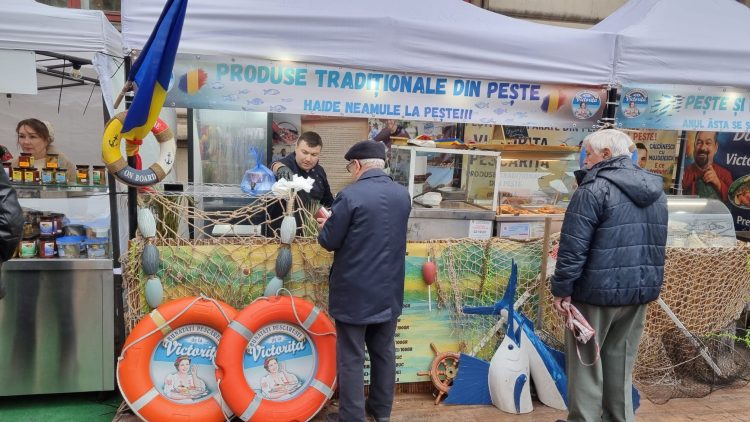 Dulciuri si fructe la Targul Pescăresc din Bucuresti Dulciuri si fructe la Targul Pescăresc din Bucuresti