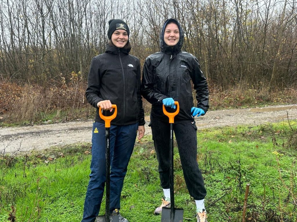 Canotorii români au plantat 1000 de stejari în "Pădurea Campionilor": "Noi, ca sportivi, știm cât de important este să respirăm un aer curat" Canotorii români au plantat 1000 de stejari în "Pădurea Campionilor": "Noi, ca sportivi, știm cât de important este să respirăm un aer curat"