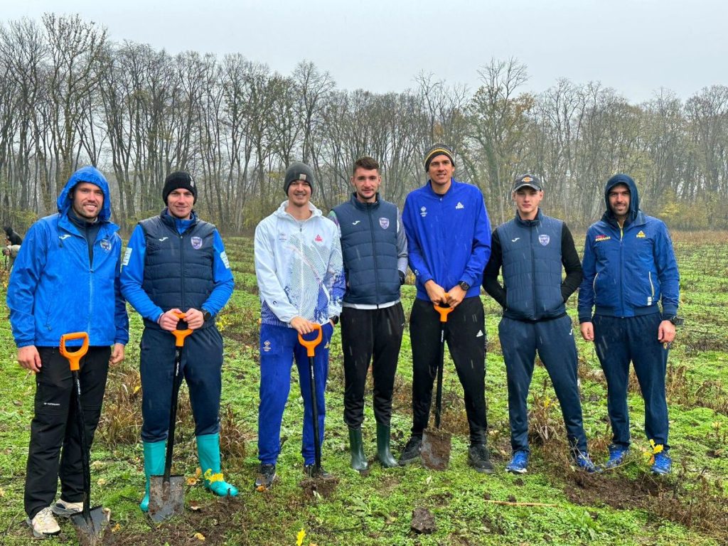 Canotorii români au plantat 1000 de stejari în "Pădurea Campionilor": "Noi, ca sportivi, știm cât de important este să respirăm un aer curat" Canotorii români au plantat 1000 de stejari în "Pădurea Campionilor": "Noi, ca sportivi, știm cât de important este să respirăm un aer curat"