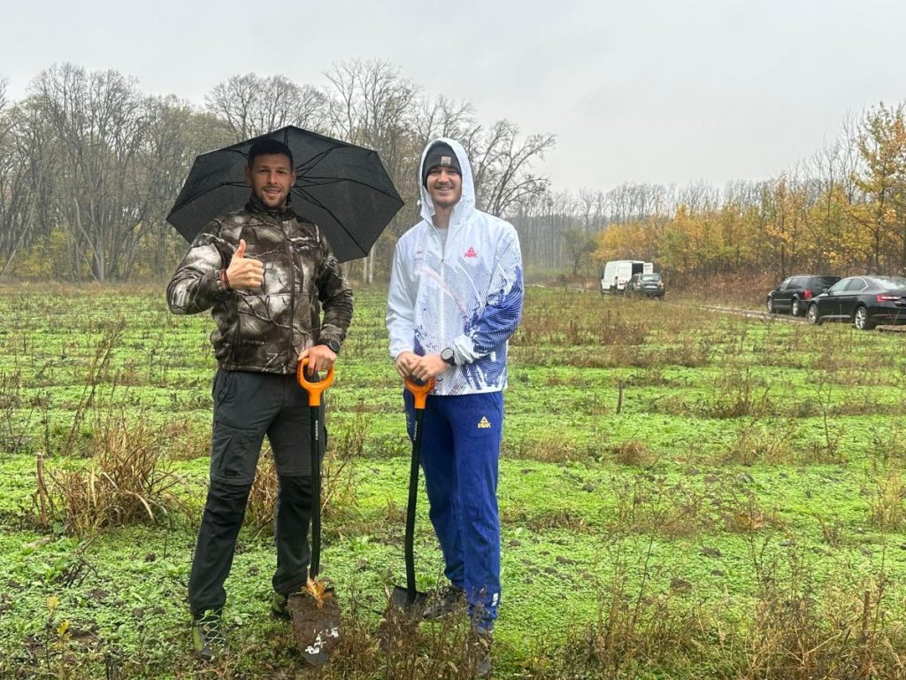 Canotorii români au plantat 1000 de stejari în "Pădurea Campionilor": "Noi, ca sportivi, știm cât de important este să respirăm un aer curat" Canotorii români au plantat 1000 de stejari în "Pădurea Campionilor": "Noi, ca sportivi, știm cât de important este să respirăm un aer curat"