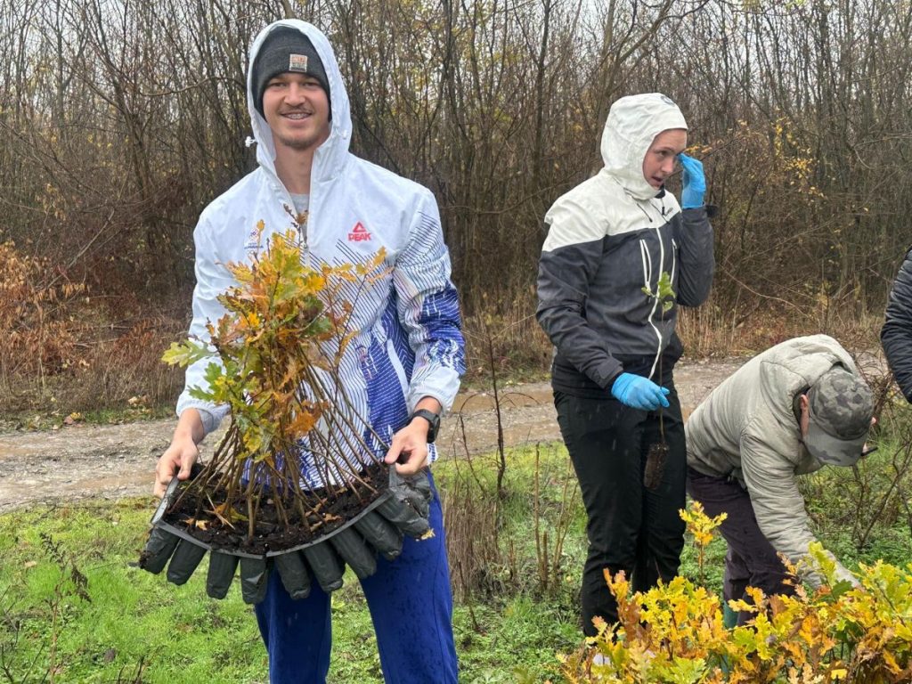 Canotorii români au plantat 1000 de stejari în "Pădurea Campionilor": "Noi, ca sportivi, știm cât de important este să respirăm un aer curat" Canotorii români au plantat 1000 de stejari în "Pădurea Campionilor": "Noi, ca sportivi, știm cât de important este să respirăm un aer curat"