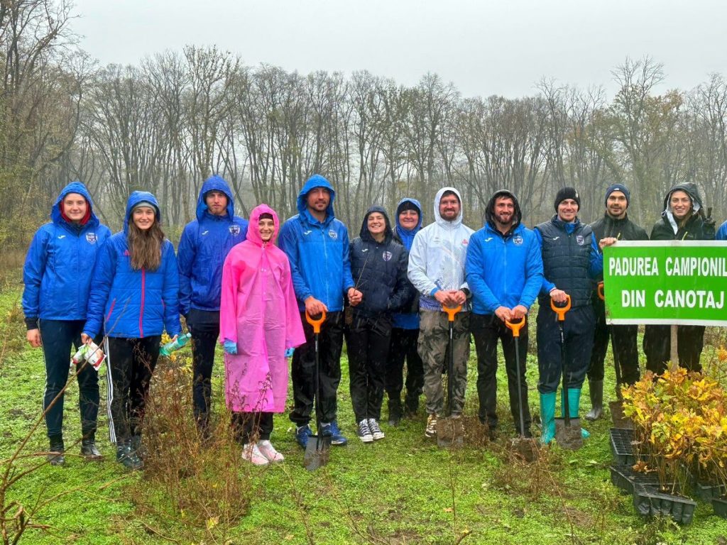 Canotorii români au plantat 1000 de stejari în "Pădurea Campionilor": "Noi, ca sportivi, știm cât de important este să respirăm un aer curat" Canotorii români au plantat 1000 de stejari în "Pădurea Campionilor": "Noi, ca sportivi, știm cât de important este să respirăm un aer curat"