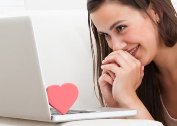 Ce e parasocial – cuvântul anului 2025 desemnat de Dicționarul Cambridge