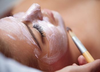 Skincare versus injectabile: competiție sau echipă? Mituri demontate de dermatolog