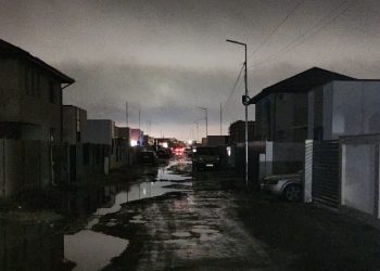 Primarul Comunei Berceni spune că a rezolvat iluminatul public, dar localnicii au beznă și noroaie pe stradă. FOTO