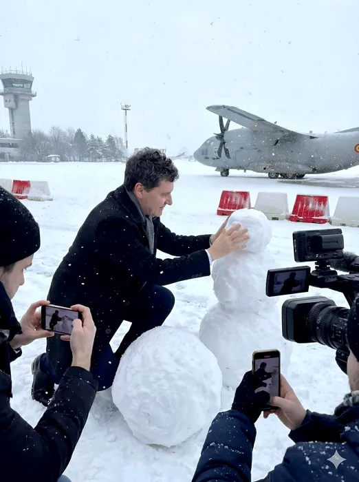 Cele mai tari glume și meme-uri cu Nicușor Dan blocat pe aeroportul din Paris: "Di, di, di şi hai la pas, ajungem diseară-acas!"