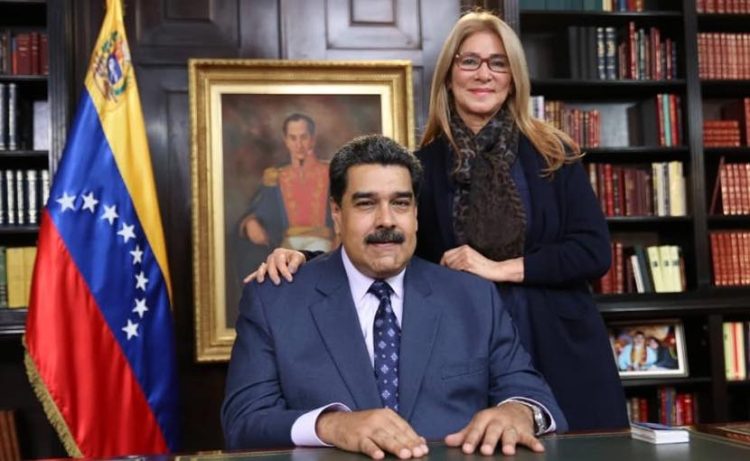 Cine este Cilia Flores, soția lui Nicolas Maduro. Dintr-un copil sărac a ajuns avocata lui Hugo Chávez, fostul președinte al Venezuelei Cine este Cilia Flores, soția lui Nicolas Maduro. Dintr-un copil sărac a ajuns avocata lui Hugo Chávez, fostul președinte al Venezuelei