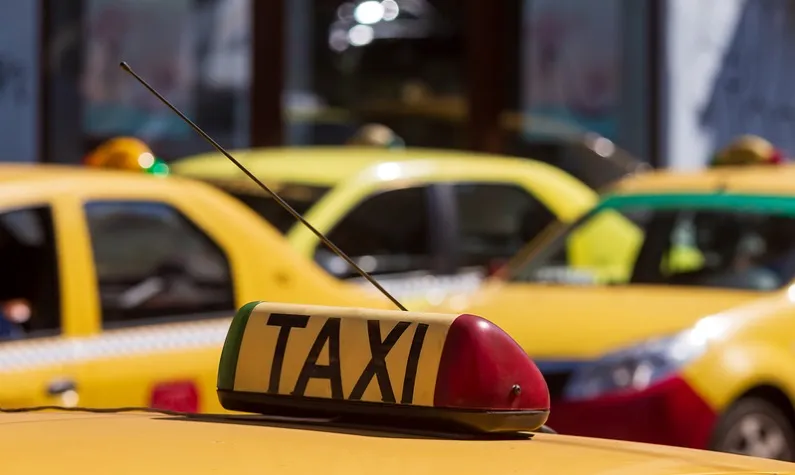 Incident grav în Târgu Mureș: taximetrist atacat cu cuțitul de trei minori