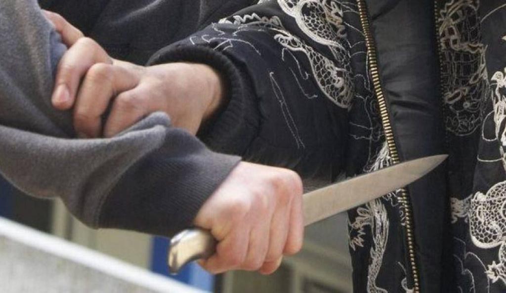 Adolescent reținut după ce a înjunghiat un alt minor într-o stație de autobuz